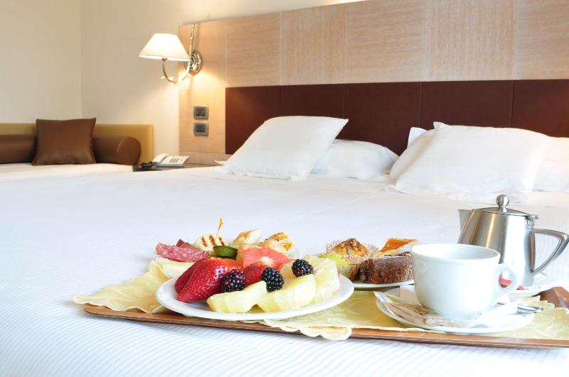 Queen Room with Single Bed image 4
