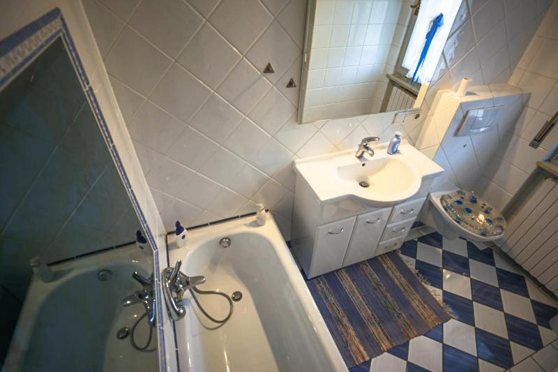 Formica Townhouse - image 5