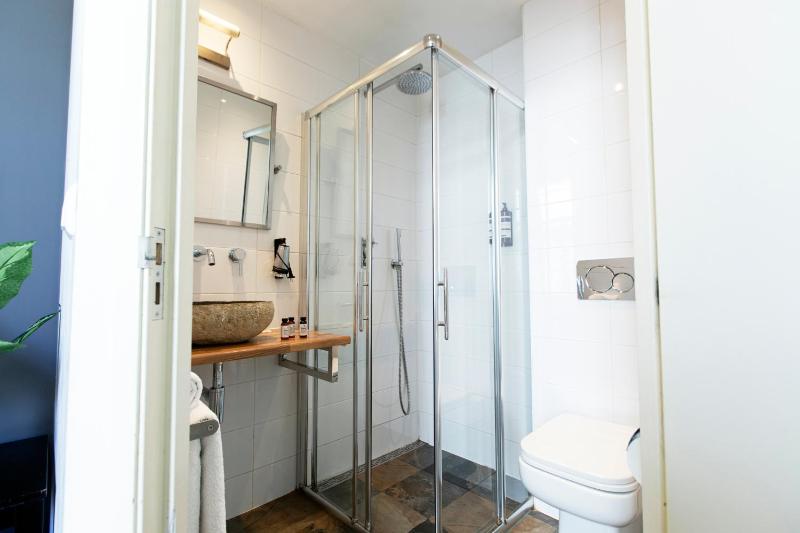 Twin Room image 4