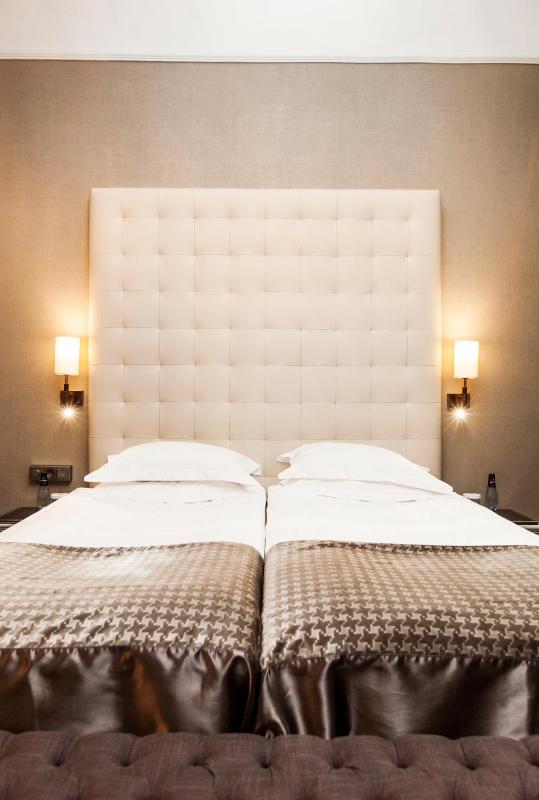 Elite Plaza Hotel - image 11