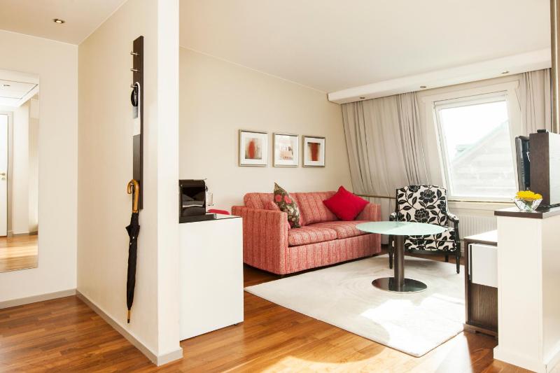 Elite Plaza Hotel - image 10