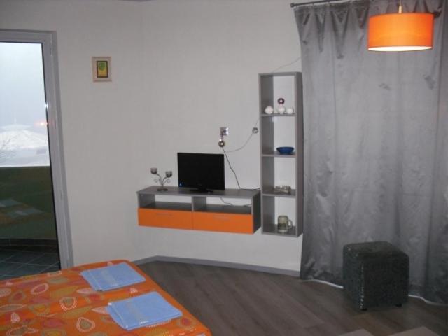 One-Bedroom Suite with Balcony image 3