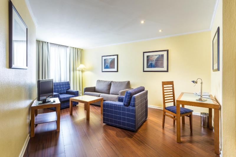 King Suite - Non-Smoking image 4