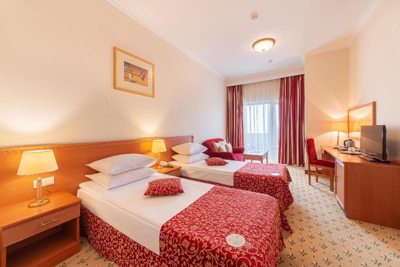 Standard Twin Room with Sea View image 2