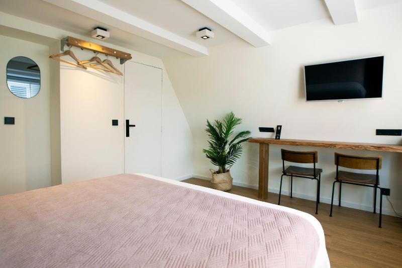 Double Room image 4