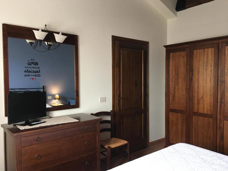 One-Bedroom Apartment image 4