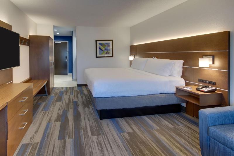 Standard King Room image 2
