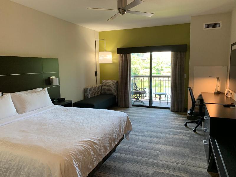 Standard King Room with Balcony and River View image 2