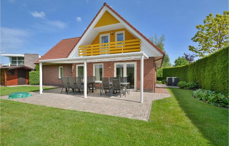 Four-Bedroom Holiday Home image 1