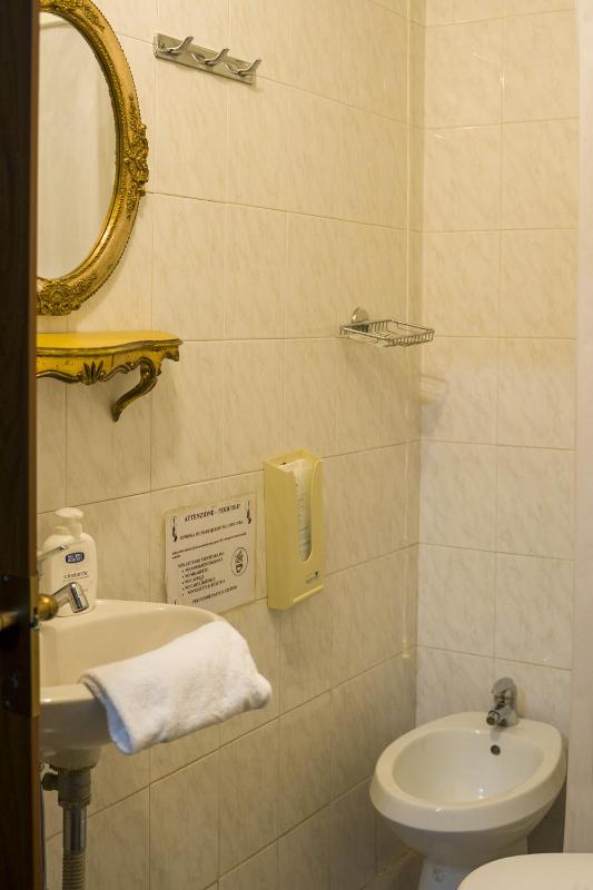 Basic Triple Room image 3