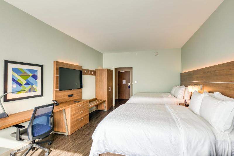 Queen Suite with Two Queen Beds image 2