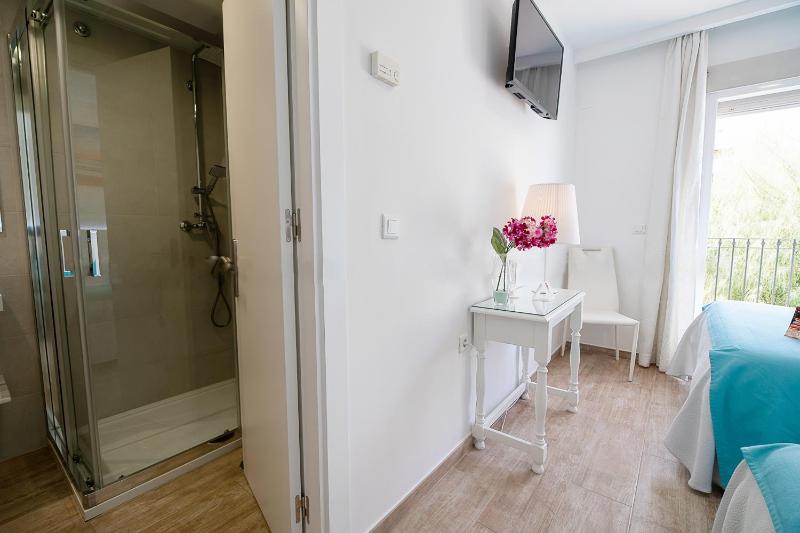Deluxe Double or Twin Room image 2