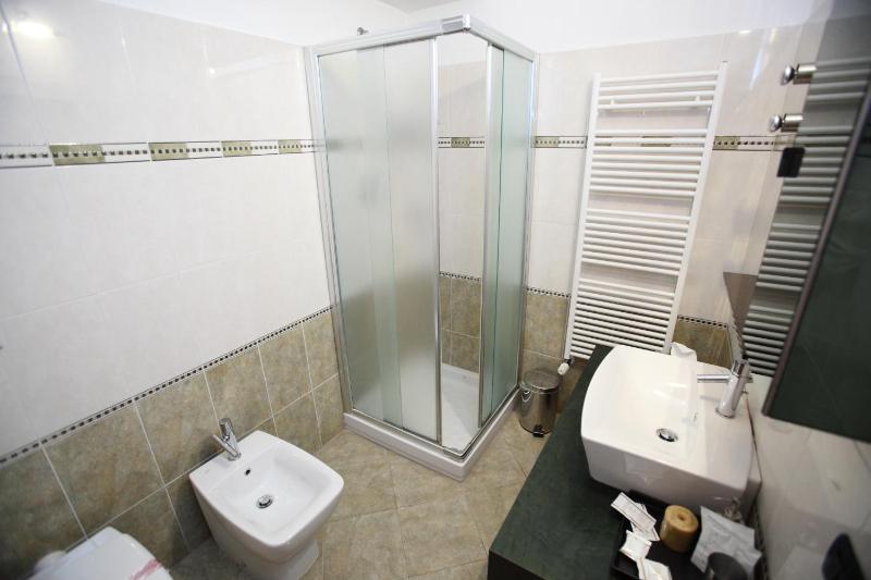 Double Room image 3