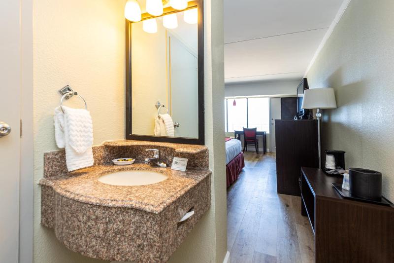 King Room with Ocean View - Non-Smoking image 3