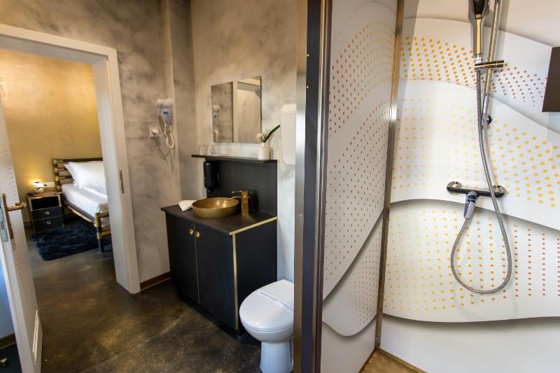 Double Room with Balcony image 4
