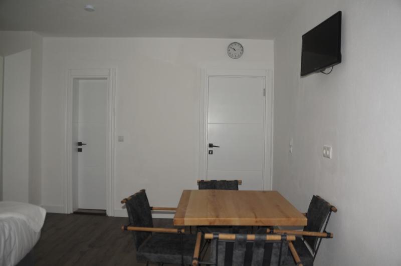 Classic Quadruple Room image 3