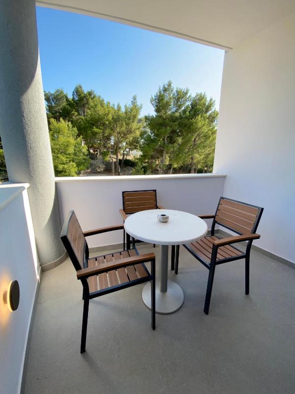 Triple Room with Balcony and Park View image 2