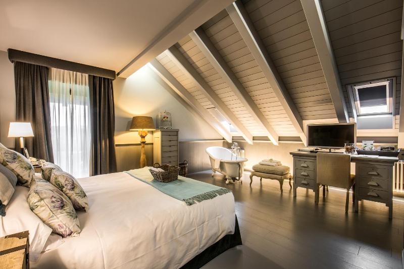 Junior Suite (2 Adults) image 2