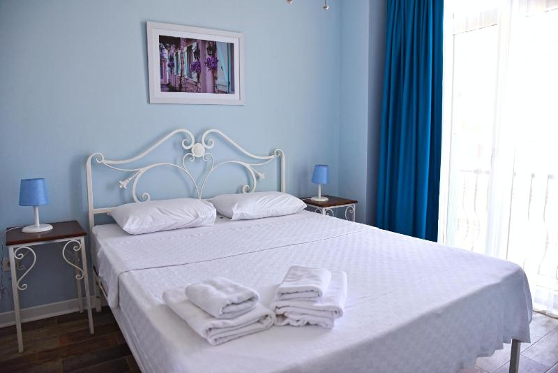 One-Bedroom Apartment image 4