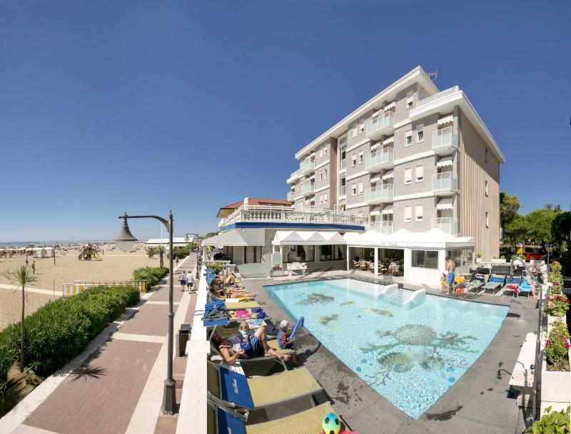 Standard Double Room with Sea View image 2