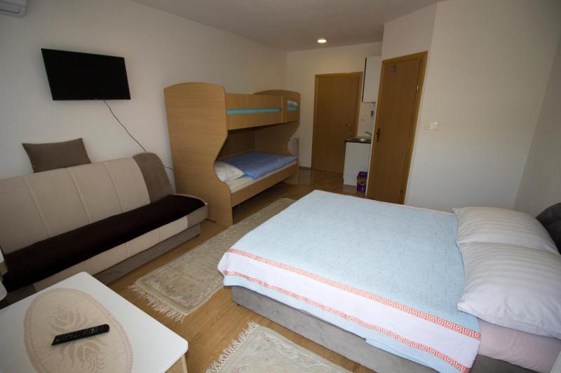 Quadruple Room with Garden View image 1