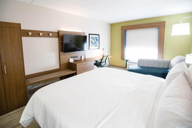 Standard King Room image 2