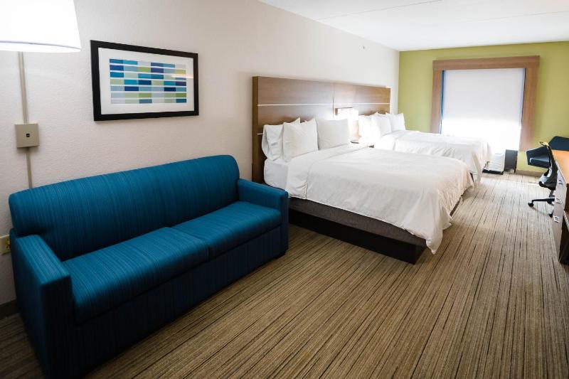 One-Bedroom Suite with Two Queen and One Sofa Bed image 2