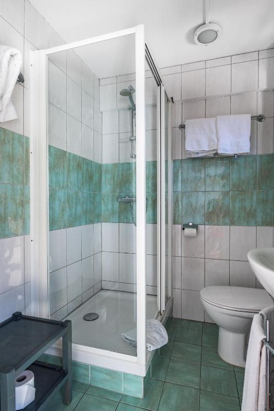 Triple Room with Balcony image 4
