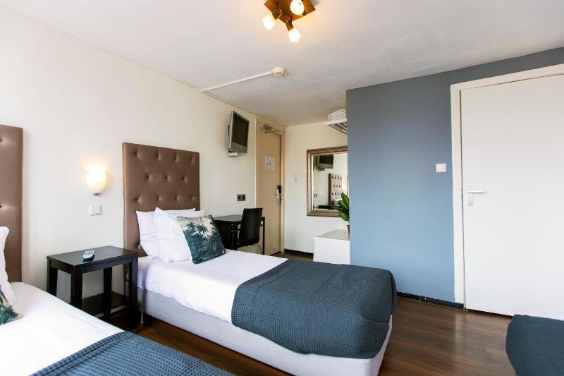 Triple Room with Private Bathroom image 2