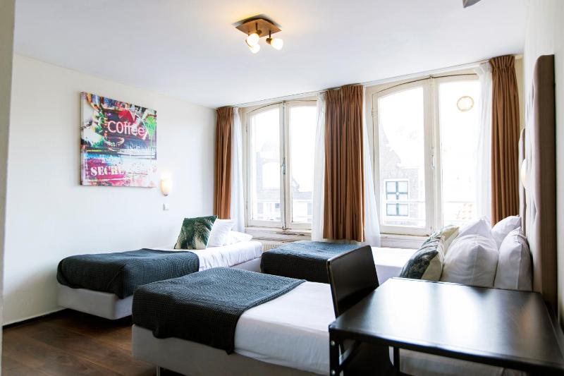 Triple Room with Private Bathroom image 3