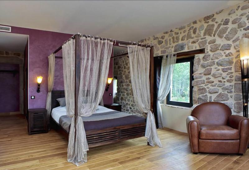 Suite with Pool View image 1