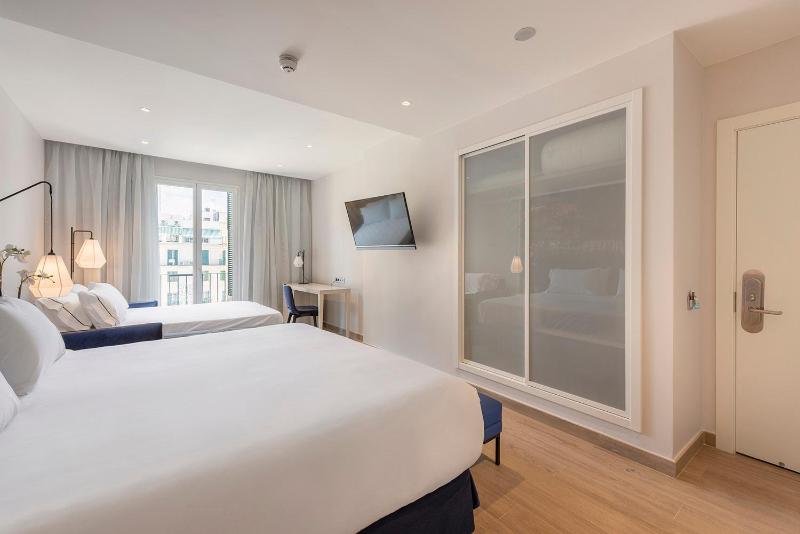 Double Room with Extra Bed image 2