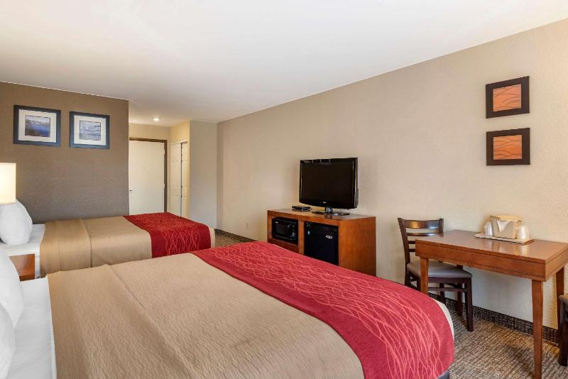Queen Room with Two Queen Beds - Non-Smoking image 3