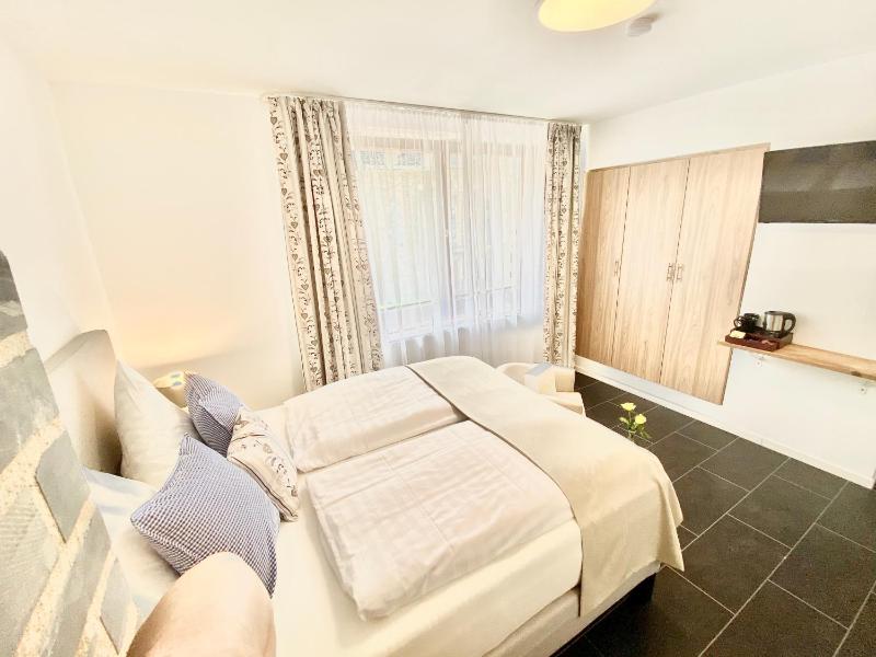 Superior Queen Room image 3
