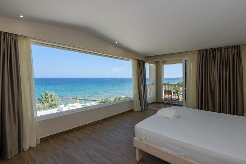 Deluxe Suite With Panoramic Sea View image 4
