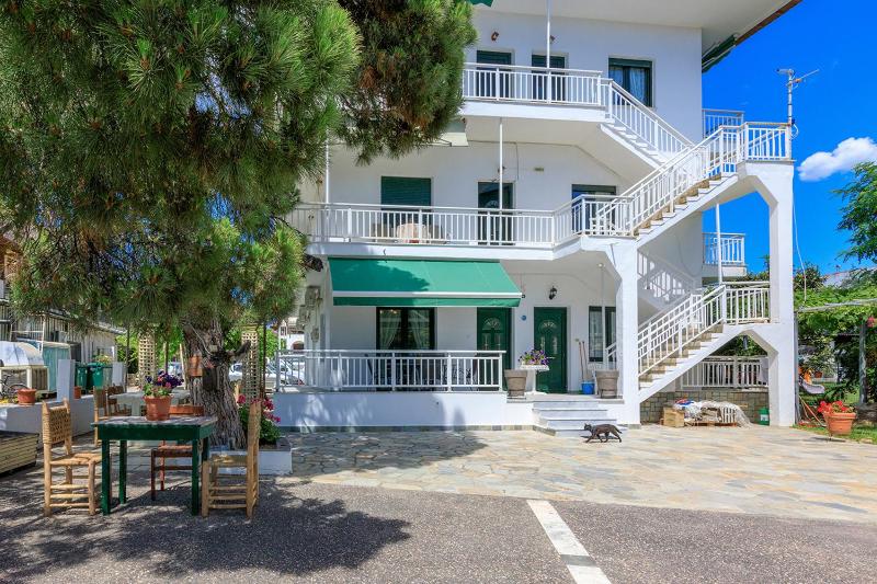 Two-Bedroom Basement Apartment with Sea View image 4