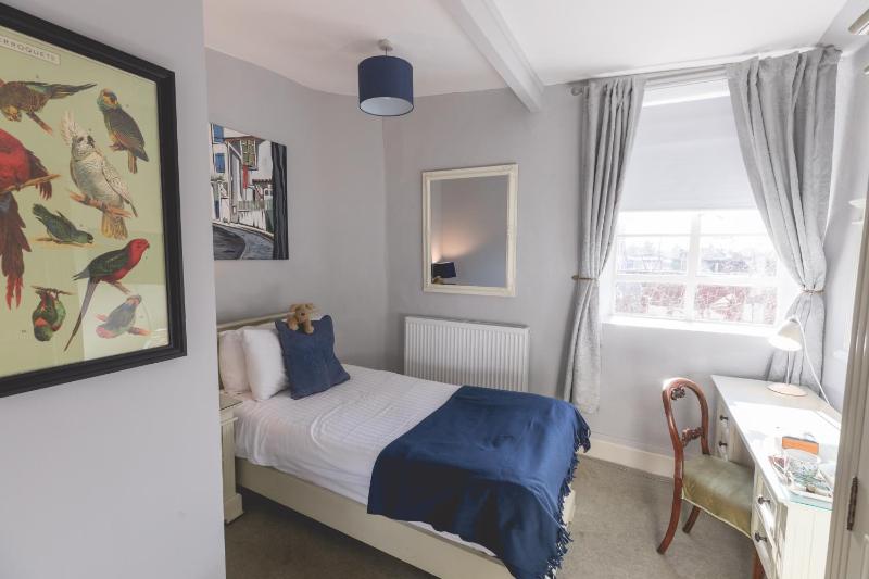 Classic Single Room image 4
