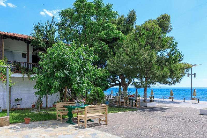 Two-Bedroom Basement Apartment with Sea View image 2