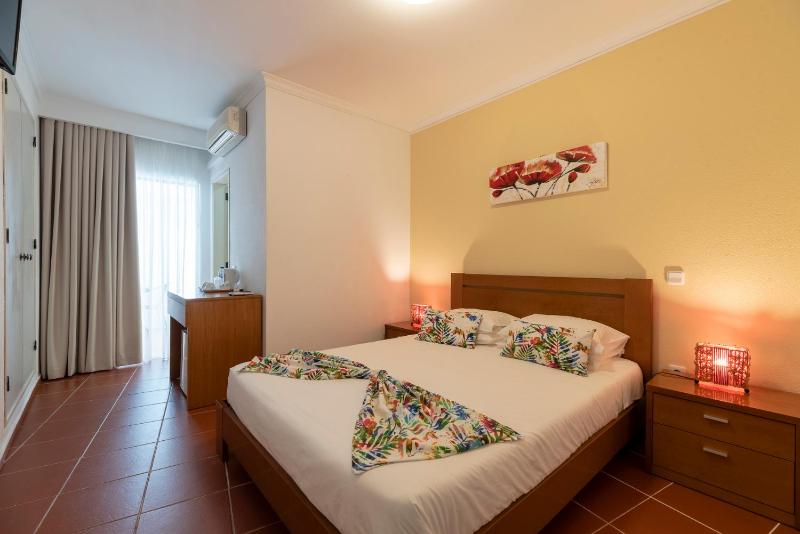 Standard Double Room image 4