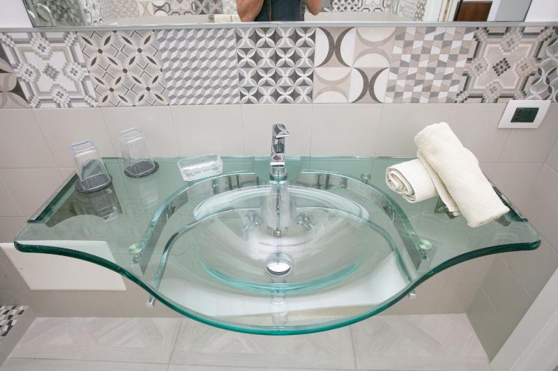Deluxe Double Room with Sea View image 2