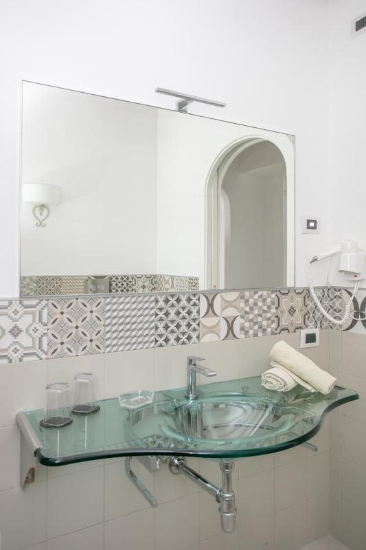 Deluxe Double Room with Sea View image 3