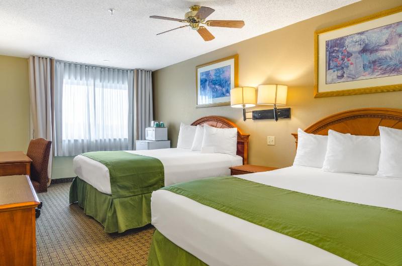 Queen Room with Two Queen Beds - Non-Smoking image 2