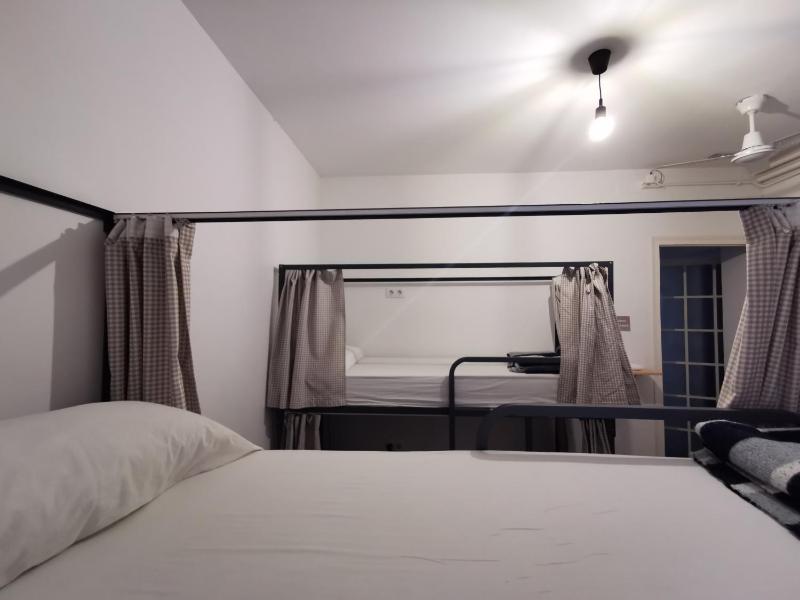 Bed in 6-Bed Mixed Dormitory Room image 4