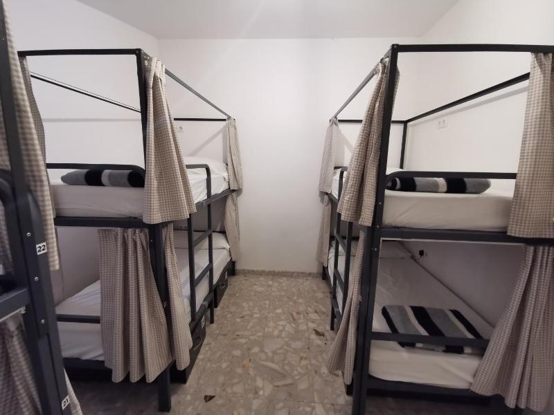 Bed in 6-Bed Mixed Dormitory Room image 3