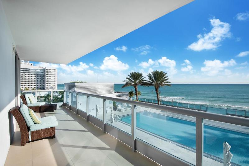 One Bedroom Apartment - Oceanfront View image 1