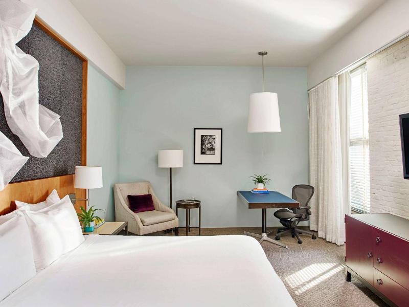 Deluxe King Room image 3