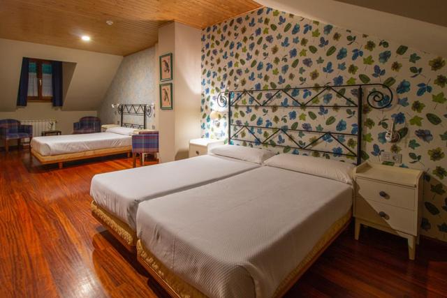 Double or Twin Room image 4