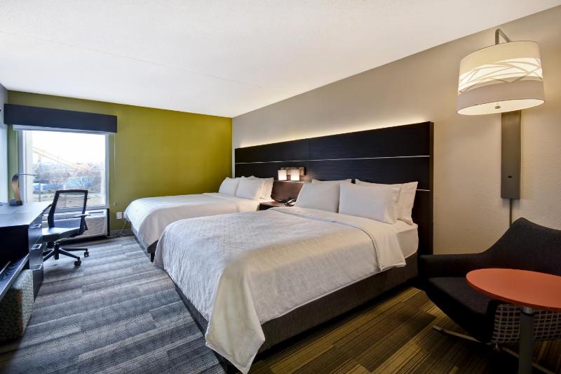 Queen Room with Two Queen Beds with View image 2