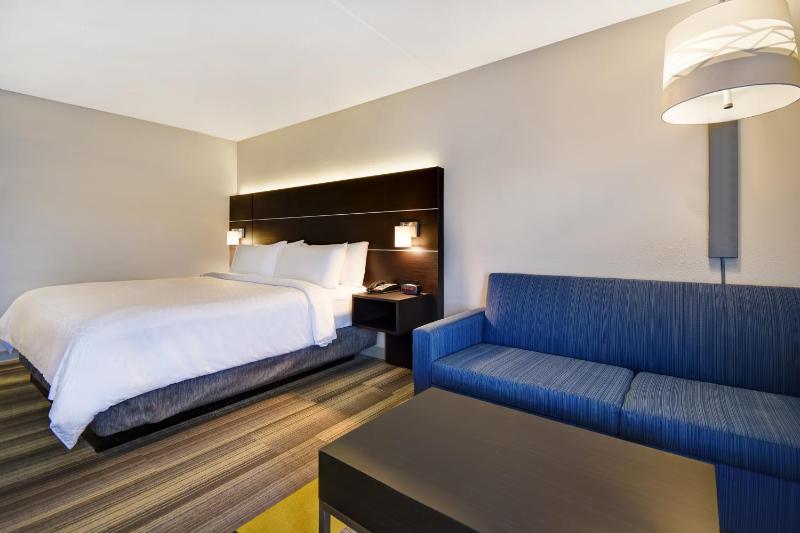 Standard King Room with Sofa Bed image 3