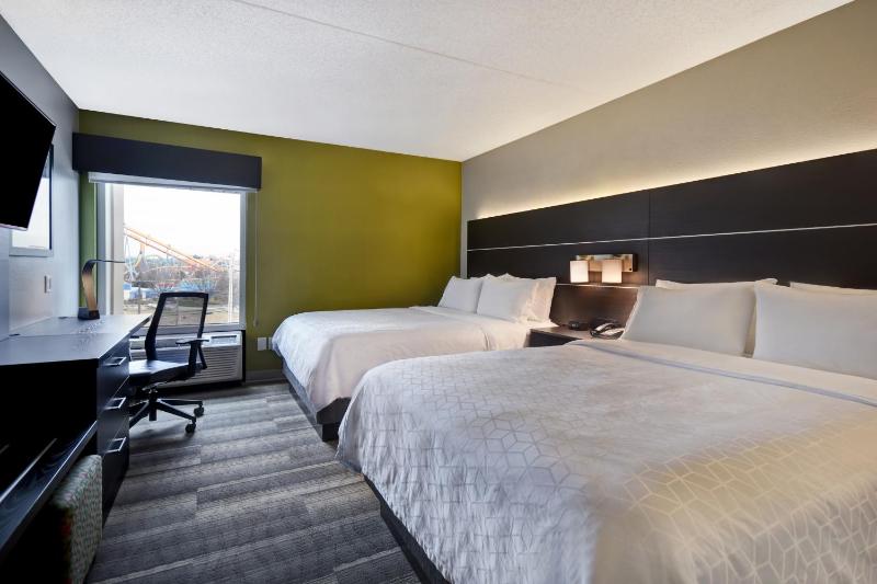 Standard Room with Two Queen Beds image 4